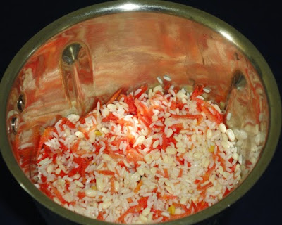 gajar, rice, urad dal in a mixer jar