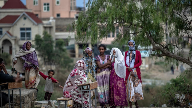 Pengungsi Perempuan Ethiopia Merayakan Hari Libur Tradisional di Sudan.lelemuku.com.jpg