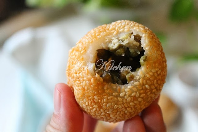 Kuih Bom Asli Berinti Kacang Hijau - Azie Kitchen