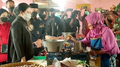 Kasihan! Puan Tak Dikenali Pedagang Saat Belanja di Pasar Karanganyar Jateng