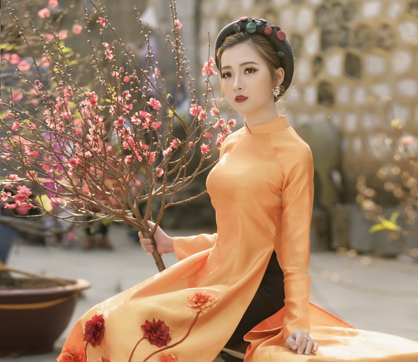 Thiếu nữ ngồi áo dài cam