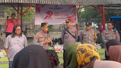 Menyambut Hut Bhayangakara Ke 79, Kapolsek Medan Tembung Bagikan Bansos Kepada Nelayan Desa Percut Seituan
