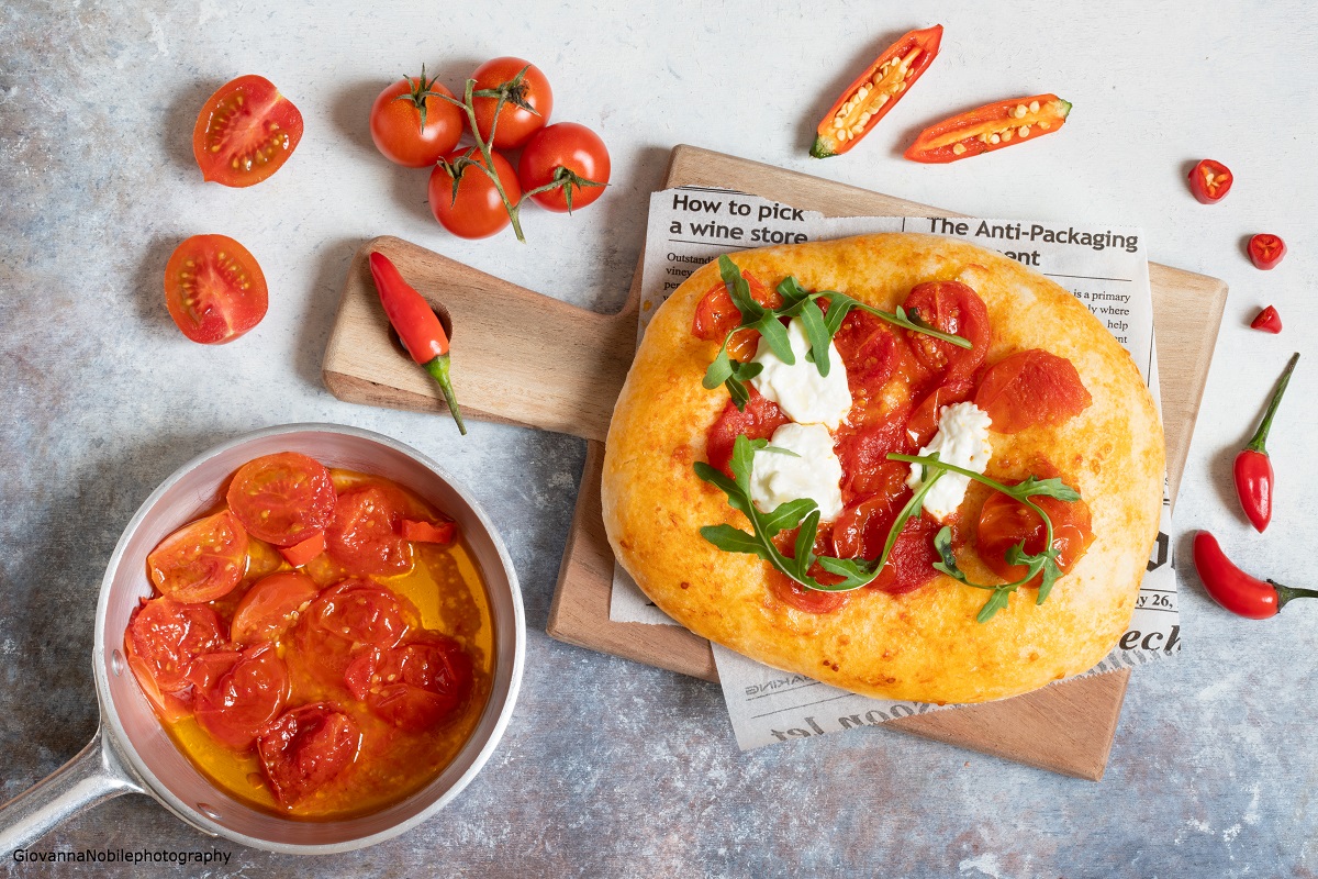 Pizza con filetto di pomodori, burrata e rucola