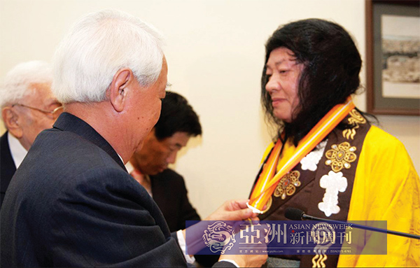 HH 第三世多杰羌佛獲頒2010 年世界和平獎最高榮譽獎，圖為在美國國會金廳的頒獎現場