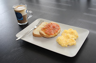 el desayuno de Polo: café, tostada salada y huevos revueltos