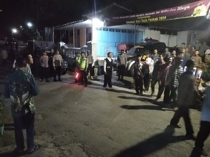 Polsek Sooko Laksanakan Pengamanan Misa Malam Hari Raya Paskah Umat Katolik Di Gereja ST. Hilarius Desa Klepu