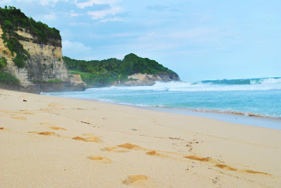 Meski mendapat julukan sebagai Kota Seribu Goa 8 Pantai terindah di Pacitan, Jawa Timur