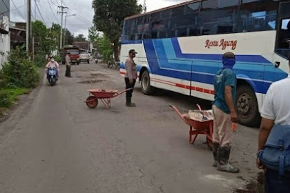 Sering Bawa Korban Kecelakaan, Polisi Jember Tambal Jalan Berlubang