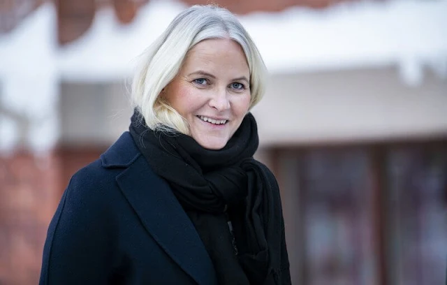Opening of the new library at Vahl Primary School. Crown Princess Mette-Marit wore a printed silk blouse