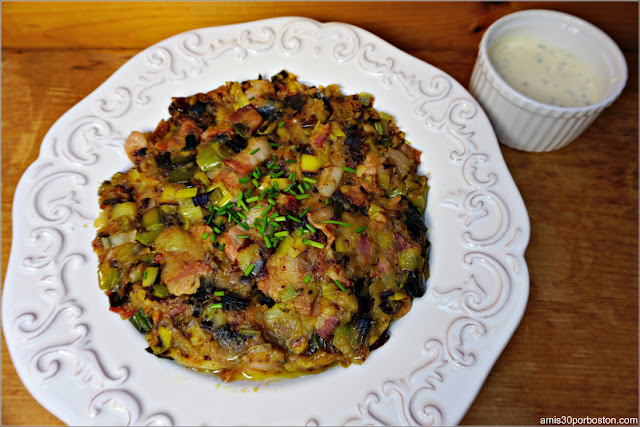 Hash de Patatas, Puerros y Beicon acompañado de Salsa de Crème Fraîche con Cebollino