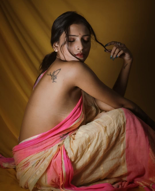 Braless beauty Sexy Saree Seducing model stills