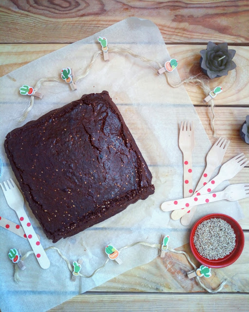 Brownie de pasta de sésamo, AOVE, chocolate y miel. Tahine, tahina, tahini. Cuca. Postre fit healthy saludable