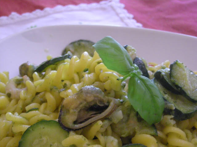 “Fusilli” scent of sea with pesto, mussels and shrimp