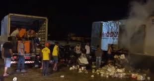 Caminhão báu pega fogo no centro da cidade