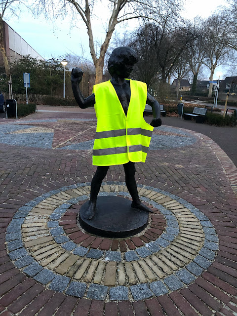 Geel hesje op standbeeld, Zevenaar, februari 2019