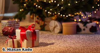 Hiasan Kado merupakan salah satu dekorasi natal yang wajib ada di kantor