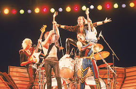 Foto do Scorpions na formação de 1985, no palco do primeiro Rock in Rio. Klaus esta em cima da bateria, de braços abertos. Matthias, Francis e Rudolf levantam suas guitarras e baixos. 