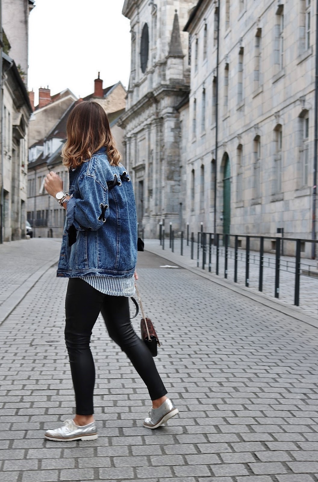 pauline-dress-tenue-look-besancon-veste-denim-lace-up-noir-tregging-chemise-rayee-sac-leo-zoom-marche