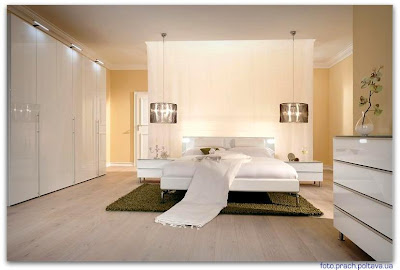 На фото спальная кровать модели Victoria Bedside table / Сhest of drawers от фабрики Mobileffe, дизайн Sironi Euro.