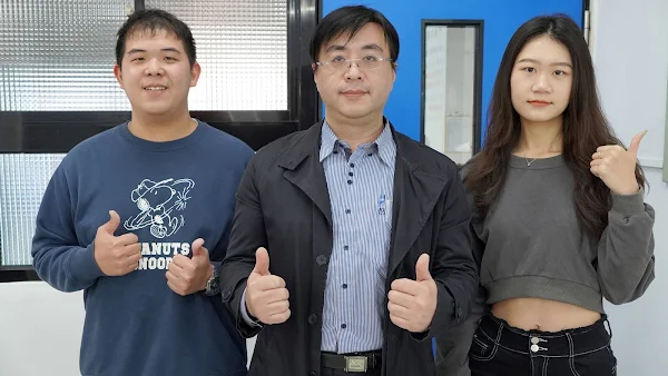 ▲大葉大學藥保系陳育蓁同學(右)與謝正良同學(左)都覺得許文光老師(中)的食安實務課程讓他們收穫滿滿。（大葉大學提供）