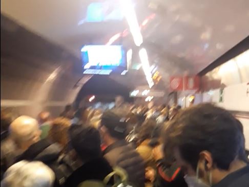 Un po' di folla sulla Metro A