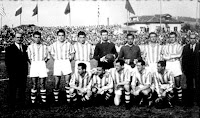 Real Sociedad GIMNÁSTICA DE TORRELAVEGA - Torrelavega, Santander, España - Temporada 1949-50 - Mendaro (entrenador), Royo, Vicente, Larrazabal, Corona (portero suplente), Llorente, Modesto, Orizaola e Ibarra (entrenador); Ceciaga, Bidegain, Duque, Soria y Madrazo - Equipo de la Gimnástica de Torrelavega que estuvo a punto de jugar la fase de ascenso a 1ª División. Al final se clasificó en 5ª posición en el Grupo Norte de la 2ª