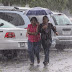 Salgan con sus paraguas; vaguada provocará lluvias