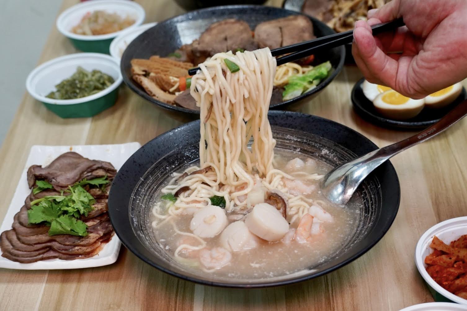 台南安平美食 ｜玉芳張媽媽麵食館 ｜真材實料的牛舌炒餅、嗆鍋麵！傳承超過一甲子的正宗二空涼麵