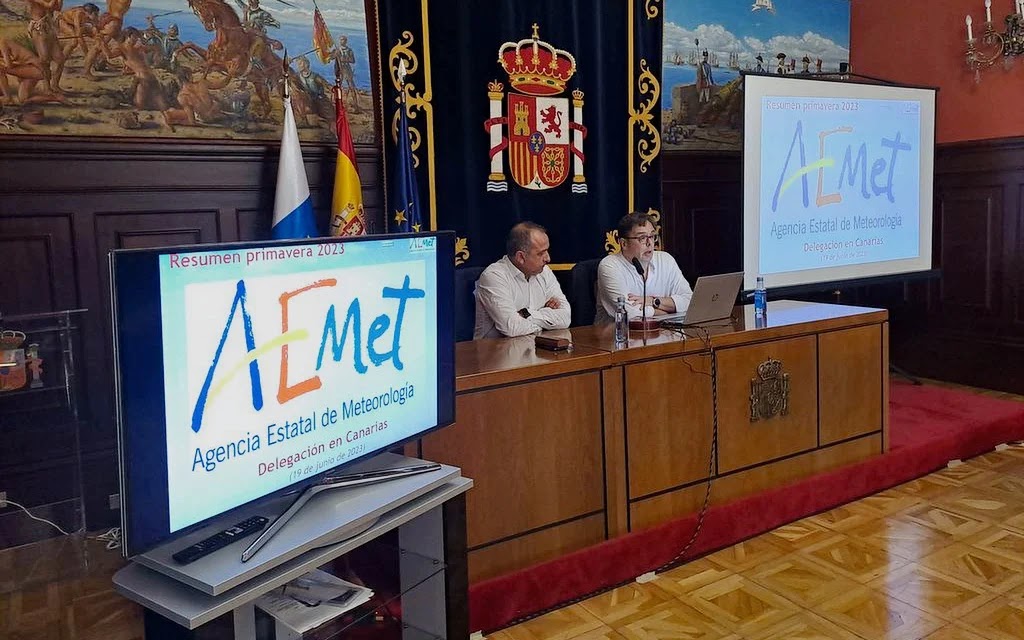 Subdelegado del Gobierno en Santa Cruz de Tenerife, Javier Plata y el director del Centro Meteorológico de la Aemet en la provincia, Víctor Quintero. (Tiempo de Canarias).