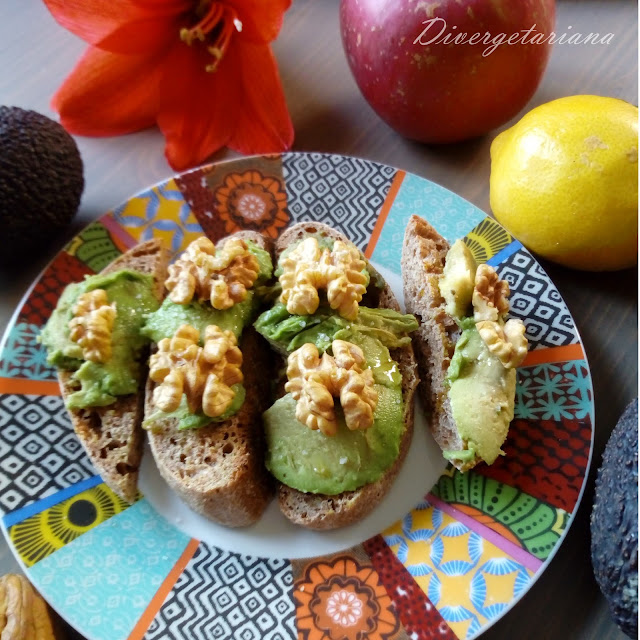 Tostada de aguacate y nueces