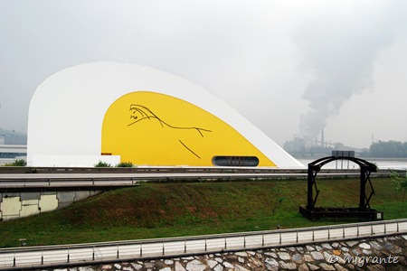 mujer con fondo - centro niemeyer