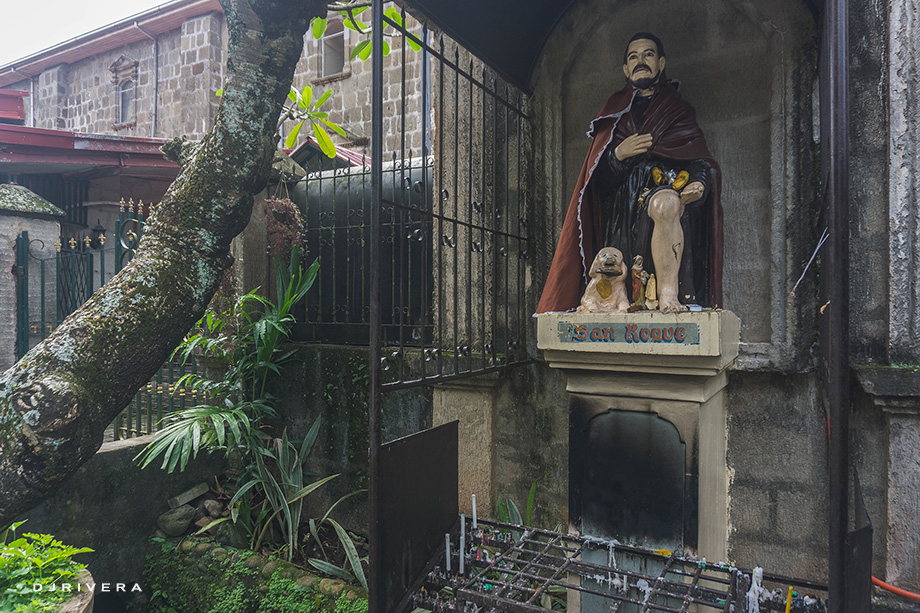 Image of San Roque at the side entrance gate