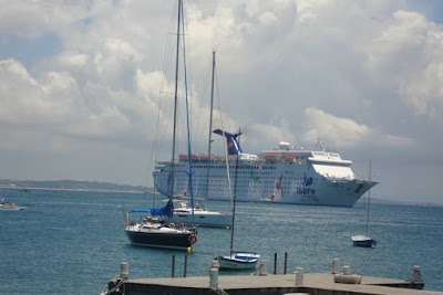 Navio ancorado em Búzios