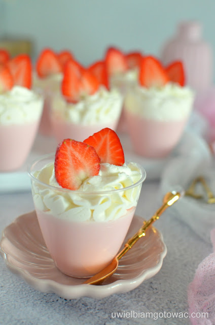 Mini deserki jogurtowe z owocami