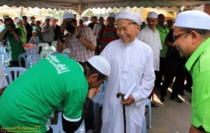 Gambar Ustaz Azhar Santuni TG Nik Aziz