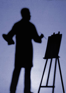 Un peintre pendant qu'il exerce son art.
