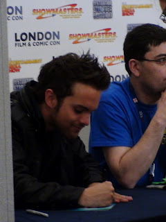 Thomas Dekker signing autographs