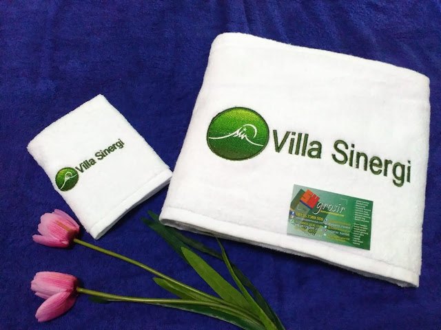 Souvenir promosi Villa Sinergi dengan handuk hotel