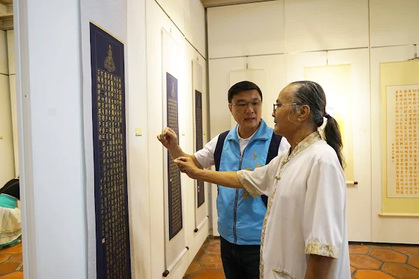 ▲鹿港鎮長許志宏表示，此次展覽作品豐富多元，囊括了書法與春仔花兩大傳統藝術，讓觀者得以近距離感受書法風格氣韻的多樣性，以及春仔花精緻典雅的魅力。（鹿港鎮公所提供）