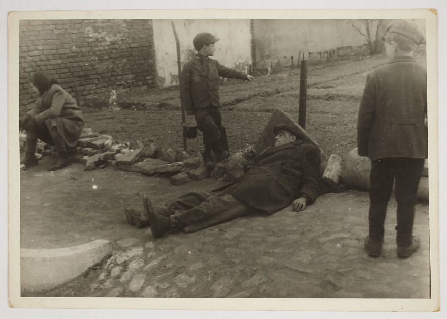 These 32 Pictures Had Been Buried For Years. The Reason Is Heart-Breaking - 1940-1944: A Sick Man On The Ground