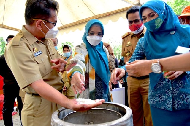 Lies Nurdin Dukung Tingkatkan Nilai Jual Garam dengan Latih Petani di Jeneponto.lelemuku.com.jpg