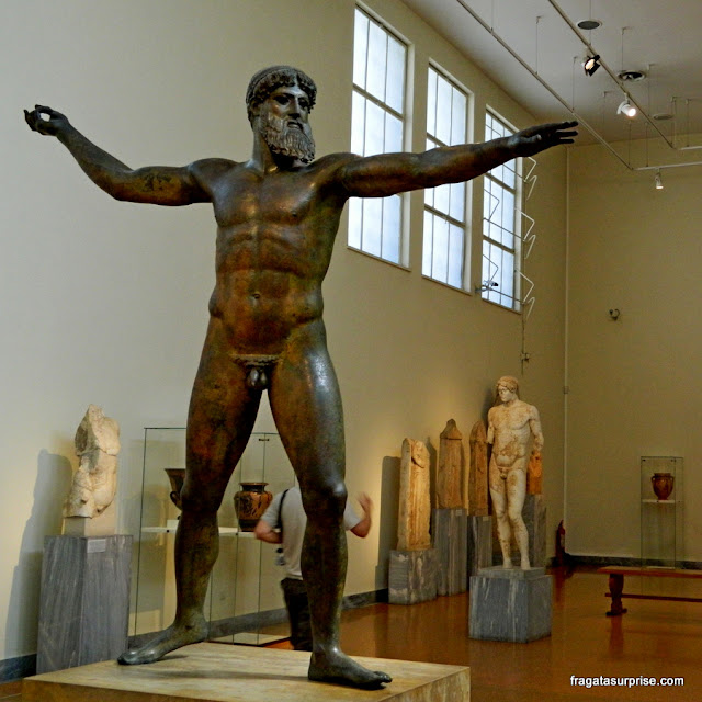 Estátua de Zeus no Museu de Arqueologia de Atenas