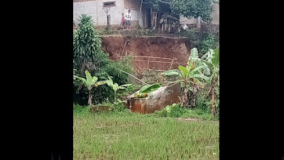 Diguyur Hujan Deras, Salah Satu Penyangga Tebing Rumah Warga Kampung Cipicung Sukabumi Terkena Imbas  