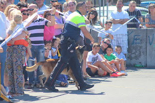 Los perros de la Policía Municipal muestran sus habilidades en Retuerto en una sofocante jornada