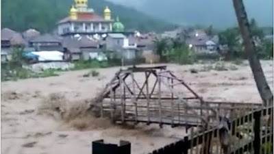 Sungai Cidurian Bogor Meluap, 2 Jembatan Ambrol dan Puluhan Rumah Rusak