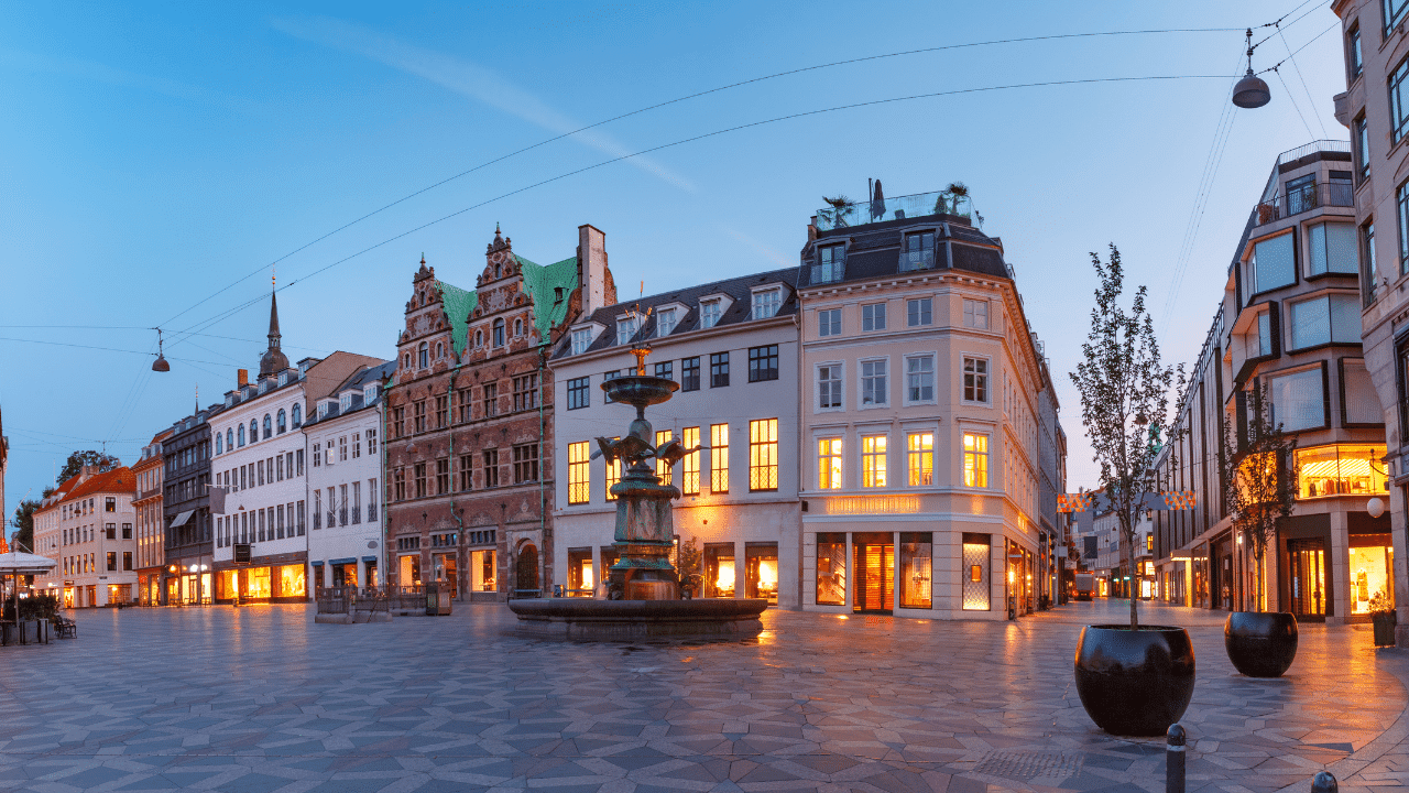 Amagertorv meydanı panoraması, sabah saatinde Stroget caddesi, Kopenhag, Danimarka'nın başkenti