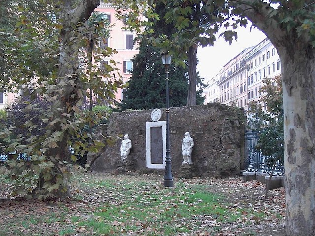 Porta Alchemica: Η "μαγική πόρτα" ενός αλχημιστή που στέκεται στη μέση ενός πάρκου στη Ρώμη