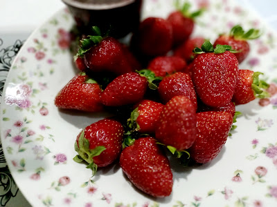 Sedapnya Strawberry Makan Dengan Coklat