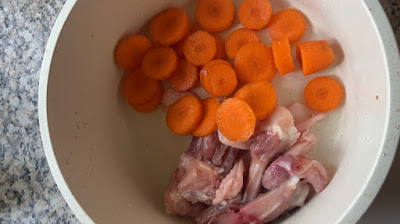 雞扒去骨，紅蘿蔔切粒，加入1500cc 水煮滾，煮滾後加入味噌再煮15分鐘