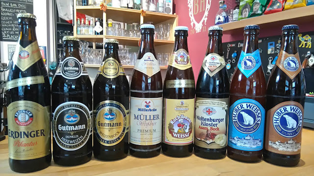 Ngày nay, thành phố này có khoảng 28 nhà máy bia. Nếu có dịp tới thăm nơi đây, hãy tới tham quan Strahov Monastic, một nhà máy bia thời Trung cổ, phục vụ bia Dunkler Weizenbock độc quyền của mình (bia lúa mì đen). Ngoài ra, hãy đến U Dvou koček (nhà hàng ‘Two Cats’), nơi sản xuất bia Kočka đặc sản và phục vụ các món ăn truyền thống của Cộng hòa Séc.